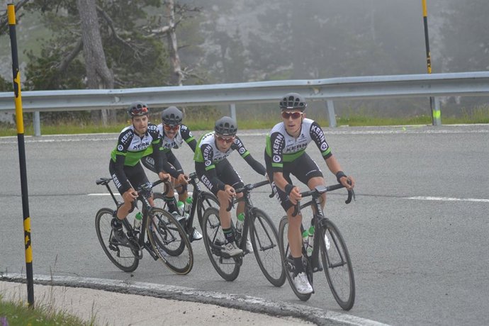 José Félix Parra, Kiko Galván, Jon Agirre y Jaime Castrillo durante un entrenamiento del Equipo Kern Pharma