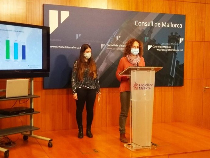 La vicepresidenta segunda del Consell de Mallorca, Aurora Ribot, junto con la directora insular de Residuos, Patrícia Arbona.