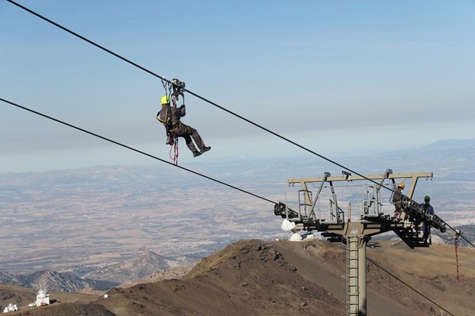 Imagen de archivo de una práctica desarrollada en el telesilla Veleta el pasado 7 de octubre