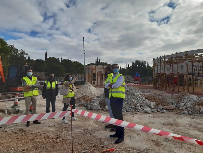 El alcalde de Palma, José Hila, visita las obras del nuevo parque de Sa Riera.