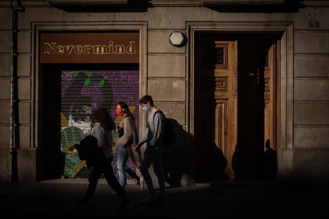 Diverses persones caminen per un carrer de Barcelona, Catalunya (Espanya), 16 d'octubre del 2020. 