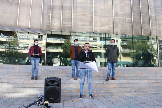 Els representants de les diferents organitzacions independentistes durant la roda de premsa per denunciar el cas d'espionatge a Girona, aquest 2 de novembre del 2020. (Horitzontal)