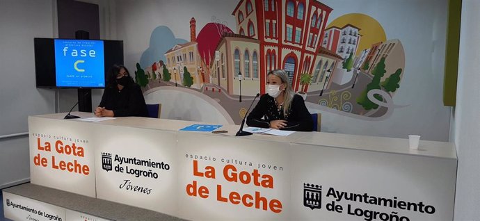 La concejala de Educación y Juventud del Ayuntamiento de Logroño, Beatriz Nalda, junto a la responsable de La Gota de Leche, Fátima Baños