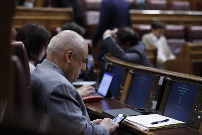 El secretario general del PSOE en el Congreso de los Diputados, Rafael Simancas, sentado en el Congreso de los Diputados 
