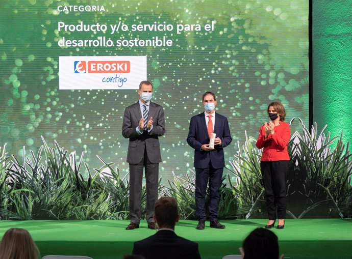 El Secretario General de Eroski, Mikel Larrea, junto al Rey Felipe VI y la ministra para la Transición Ecológica y el Reto Demográfico, Teresa Ribera, durante la ceremonia de entrega de los galardones.