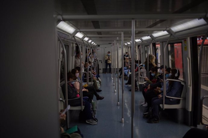 Varias personas viajan en el metro de Barcelona, en la primera mañana después del toque de queda en la ciudad, en Barcelona, Catalunya (España), a 26 de octubre de 2020. 