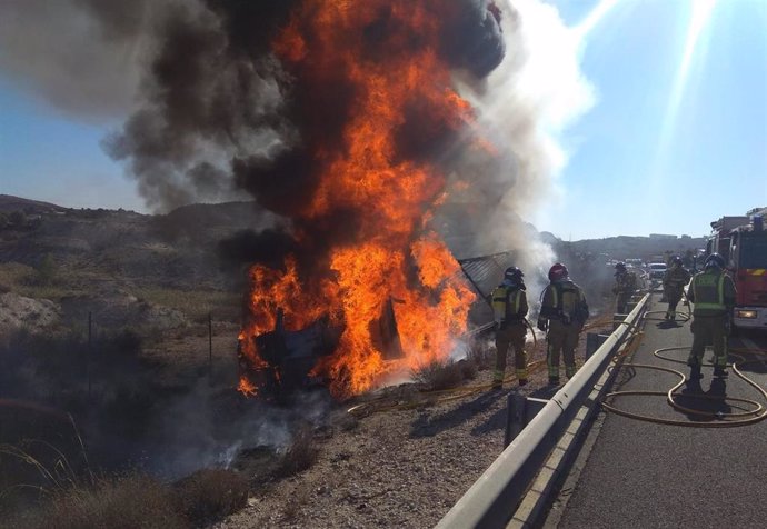 Un camión arde tras chocar contra un vehículo averiado en la autovía A-30, a la altura de Molina de Segura (Murcia), y caer por un terraplén