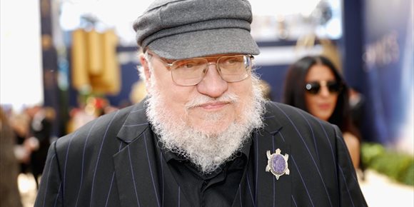 3. Ridícula imagen de George R.R. Martin en el piloto de Juego de tronos