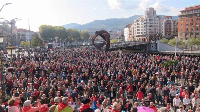 Concentración de los pensionistas vizcaínos frente al Ayuntamiento de Bilbao
