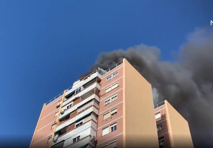 Un incendio sin heridos en una azotea de un edificio de 13 plantas en el madrileño barrio de La Elipa deja una gran columna de humo