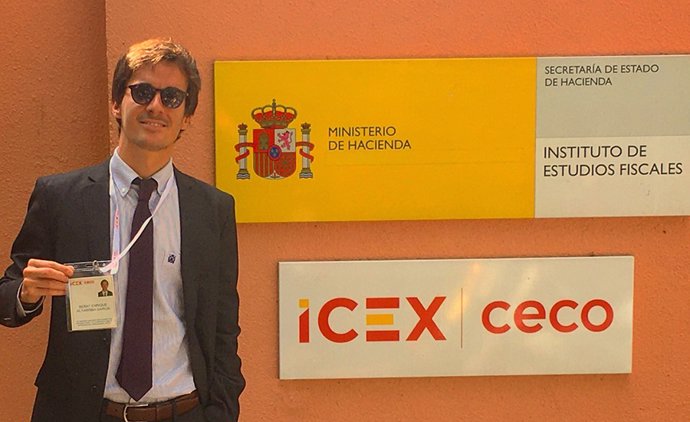 Beñat Altarriba García junto a la entrada del Instituto de Comercio Exterior (ICEX) .