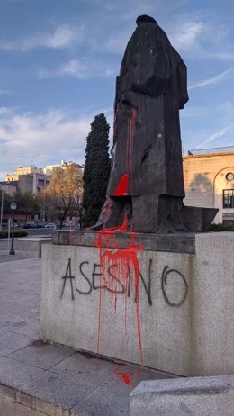 Estatua del expresidente del PSOE Indalecio Prieto con pintadas e insultos