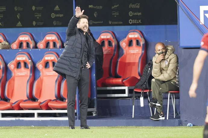 31 October 2020, Spain, Pamplona: Atletico Madrid coach Diego Simeone stands on the touchlines during the Spanish La Liga soccer match between CA Osasuna and Atletico Madrid at the Sadar stadium. Photo: Fernando Pidal/SOPA Images via ZUMA Wire/dpa