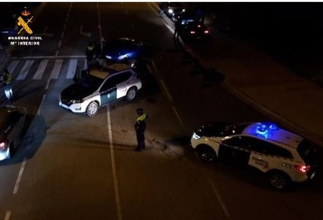 Imagen de la concentración ilegal de coches en la localidad palentina de Villalobón.