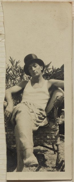 Un jovencísimo Dalí en Cadaqués. Archivo Emília Pomés.