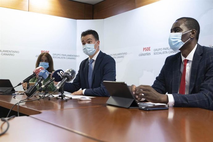 Rueda de prensa de los diputados Tamara Raya, Héctor Gómez y  Luc André Diouf sobre los Presupuestos Generales del Estado