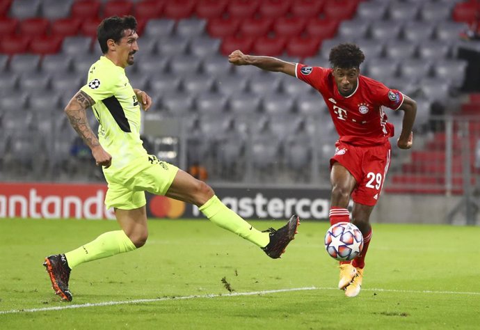 21 October 2020, Bavaria, Munich: Bayern Munich's Kingsley Coman (R) and Atletico Madrid's Stefan Savic battle for the ball during the UEFA Champions League Group A soccer match between FC Bayern Munich and Atletico Madrid at Allianz Arena. Photo: Matth