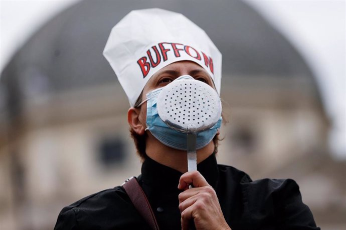 02 November 2020, Italy, Rome: Food and beverage worker takes part in a demonstration at Piazza del Popolo against the restrictions imposed to curb the spread of the coronavirus. Photo: Cecilia Fabiano/LaPresse via ZUMA Press/dpa