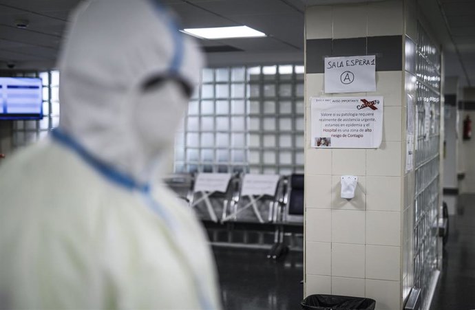 Imagen de archivo de un trabajador sanitario totalmente protegido en la UCI del Hospital Arnau de Vilanova 