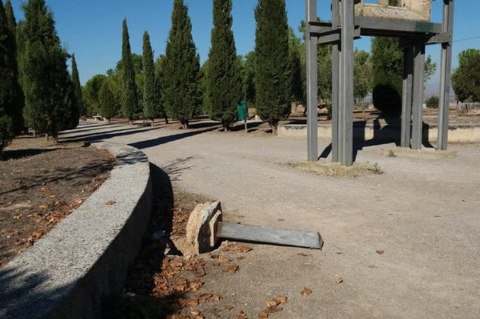 Pla mitj on es pot veure un dels fanals víctima del vandalisme al Parc de Sant Eloi de Trrega, el 2 de novembre de 2020 (Horitzontal)