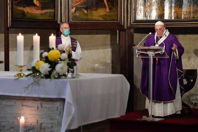 El Papa durante la misa privada en sufragio por todos los fieles difuntos celebrada en el Cementerio Teutónico, situado dentro del Vatican