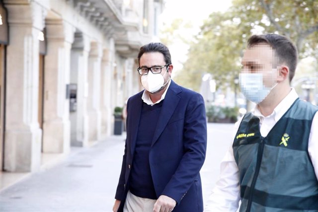 Acompañado de un agente de la Guardia Civil, el empresario David Madí llega a su despacho de Aguas de Cataluña, que será registrado, en Barcelona, Catalunya (España), a 28 de octubre de 2020. 
