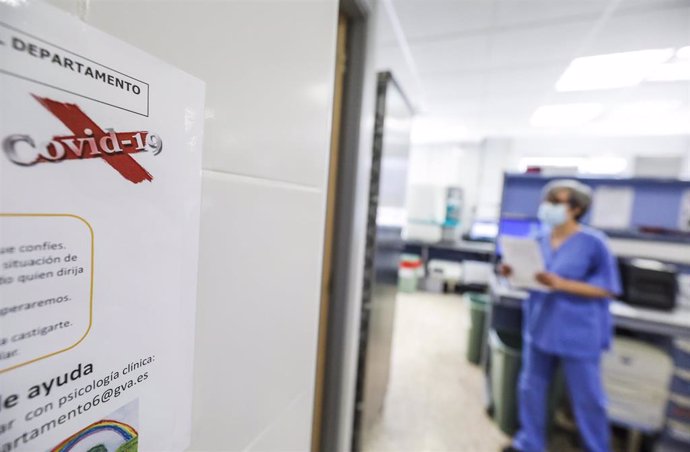 Personal sanitario trabaja en en el Hospital Arnau de Vilanova en imagen de archivo