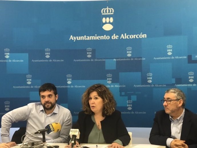 La alcaldesa de Alcorcón, Natalia de Andrés, junto al concejal de servicios a la ciudad y Presidente de Esmasa, Jesús Santos, durante una rueda de prensa.