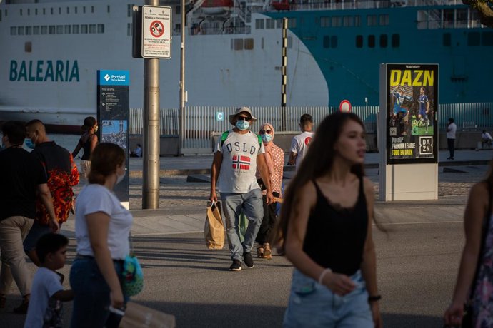 Diverses persones caminen per Barcelona, Catalunya (Espanya), a 28 de juliol de 2020.