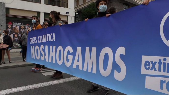 Extinction Rebellion inunda la Gran Vía de Madrid para visibilizar los estragos de la subida del nivel del mar.