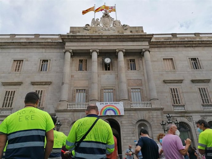Unos 200 trabajadores de Acciona Facility Services, subcontrata de Nissan en las plantas de Barcelona,  en una manifestación en la plaza Sant Jaume de Barcelona el 1 de septiembre de 2020.