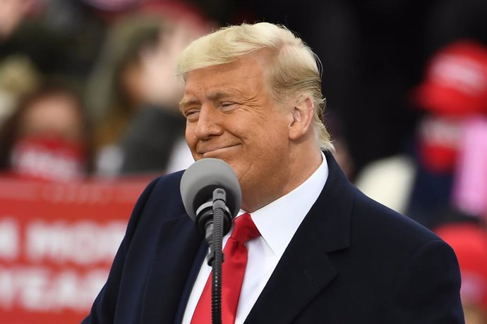 30 October 2020, US, Waterford Township: USPresident Donald Trump speaks to the crowd during a campaign rally at the Oakland County Airport. Photo: Scott Hasse/ZUMA Wire/dpa