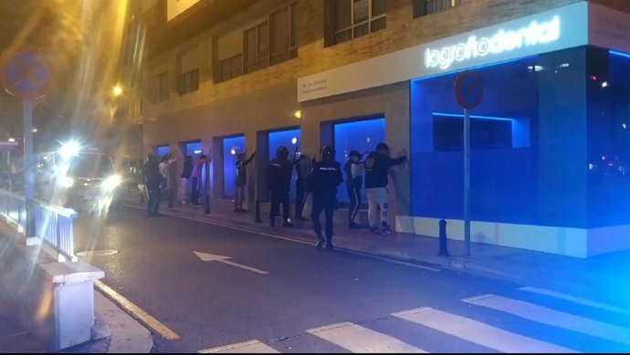 La Policía Nacional cachea e identifica a jóvenes en Logroño