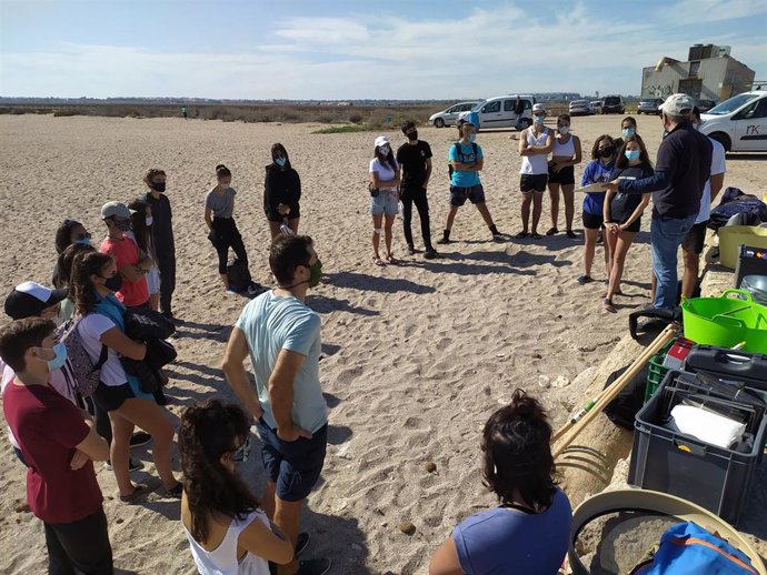 Un grupo de voluntarios recoge más de 21 kg de basura en la playa alicantina de Agua Amarga