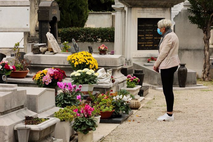 01 November 2020, France, Nice: An elderly visits her relatives at the Castle Cemetery during the All Saints Day amid coronavirus (COVID-19) lockdown. Photo: Louai Barakat/IMAGESLIVE via ZUMA Wire/dpa