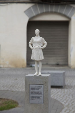 Pla general de l'escultura abans de ser destrossada. Imatge publicada el 2 de novembre del 2020. (Horitzontal)