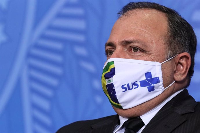 HANDOUT - 16 September 2020, Brazil, Brasilia: Newly appointed Health Minister general Eduardo Pazuello wearing a face mask during his swearing-in ceremony at Planalto Palace. Photo: Isac Nóbrega/Palácio do Planalto/dpa - ATTENTION: editorial use only a