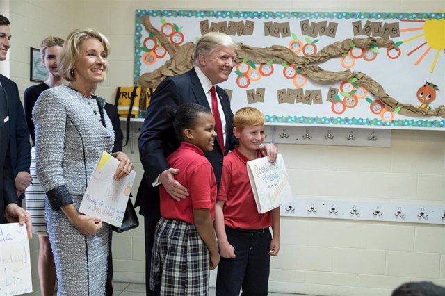 El presidente de EEUU, Donald Trump, junto a dos estudiantes de un colegio católico de Orlando, en el estado de Florida.