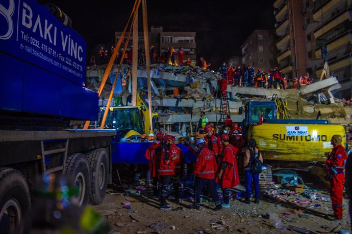 Trabajos de búsqueda y rescate en la ciudad de Esmirna (Turquía) tras el terremoto en el mar Egeo