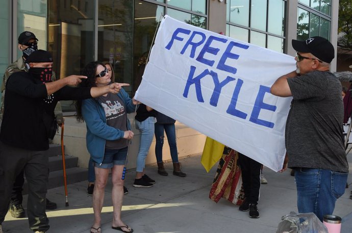 Protestas en favor de la liberación del menor de 17 años Kyle Rittenhouse, acusado, entre otros cargos, de asesinato en primer grado, tras matar a dos personas y herir a otra en una protesta contra la violencia racial celebrada agosto en Winsconsin.