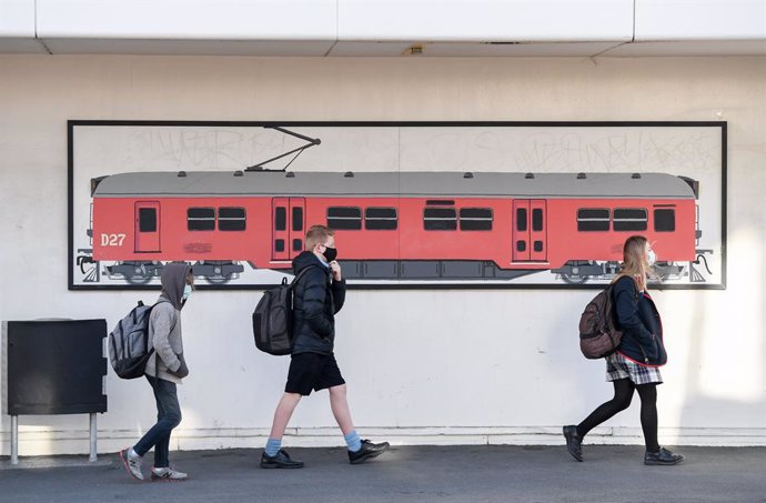 Un grupo de estudiantes en una estación de tren de la ciudad de Wellington, en el sur de la isla norte de Nueva Zelanda.