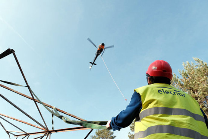 Els treballs per desmuntar l'antiga estesa de 110 kV que passa per les Guilleries es fan amb l'ajuda d'un helicpter. Imatge publicada el 3 de novembre del 2020 (Vertical)