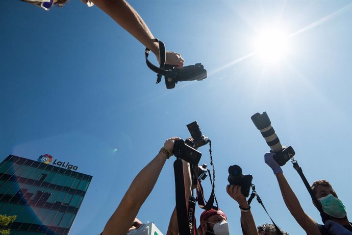 Varios fotógrafos deportivos de la Asociación Nacional de Informadores Gráficos de Prensa y Televisión (ANIGP-TV) alzan sus cámaras como signo de protesta a las puertas de la Sede de LaLiga debido a las medidas adoptadas que no les permite cubrir los en