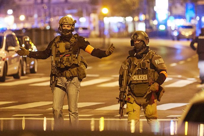 Dos agentes de la Policía de Austria hacen guardia durante un control levantado en la capital, Viena, con motivo del atentado terrorista que ha dejado hasta el momento tres fallecidos y una quincena de heridos.