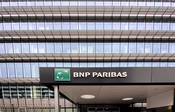 Logo y letras de BNP Paribas en la entrada a la sede en Madrid del Banco BNP Paribas en la Calle Hermanos Bécquer n 3, en Madrid (España).