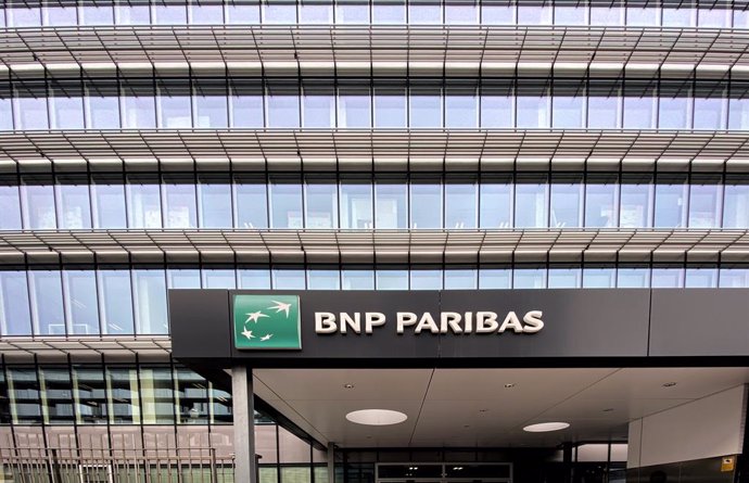 Logo y letras de BNP Paribas en la entrada a la sede en Madrid del Banco BNP Paribas en la Calle Hermanos Bécquer n 3, en Madrid (España) a 10 de febrero de 2020.