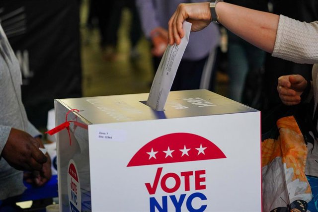 Un votante deposita su papeleta en el voto anticipado en Nueva York