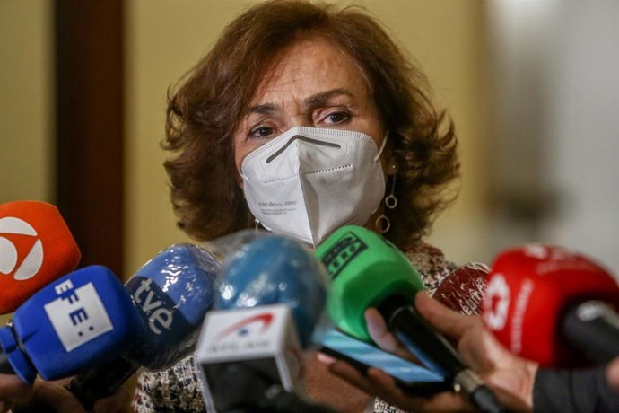La vicepresidenta primera del Gobierno, Carmen Calvo, se dirige a los medios en el marco de un acto de entrega de declaraciones de reparación y reconocimiento personal a doce víctimas de la represión franquista, en Madrid (España), a 28 de octubre de 20