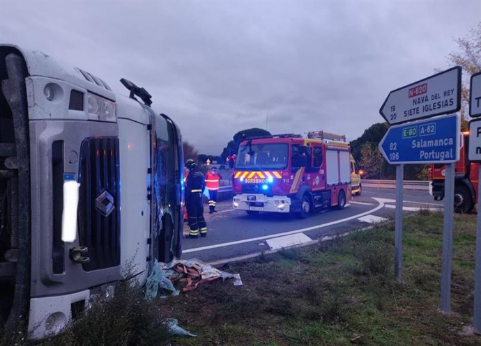 Camión que ha sufrido un vuelco en Tordesillas (Valladolid).
