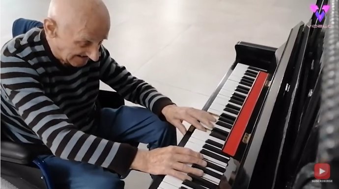La tierna reacción de un anciano al reencontrarse con su viejo piano